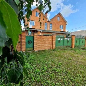 Продаж половини таунхаузу в нагірній частині міста