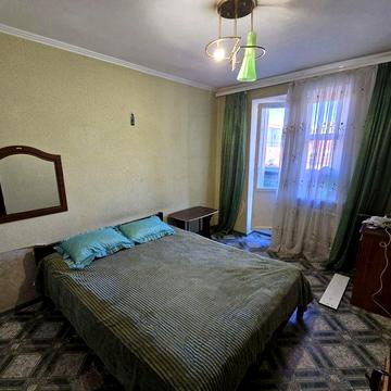 Здам простору 3-кімнатну квартиру на довготривалий термін.
Район: Харч