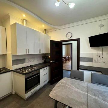 Продаж 2 кімнатної квартири в центрі Львова, по вул. Менцинського.