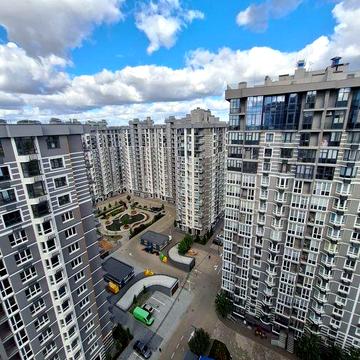 Світла простора квартира, ідеально для сімї, є підземний паркінг