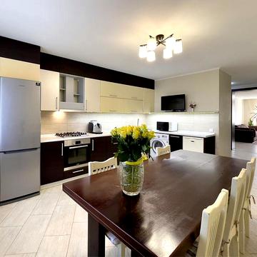 Простора 4х кімнатна квартира +кухня студія.