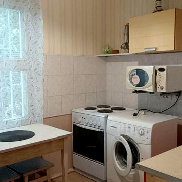 Академіка Єфремова вул. (Командарма Уборевича), 19