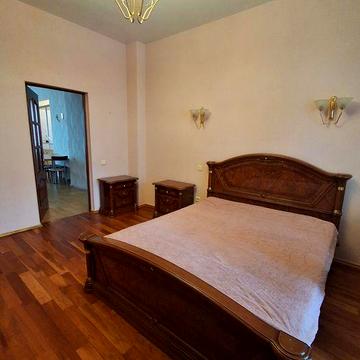 Продам 3-х комнатную сталинку в центре