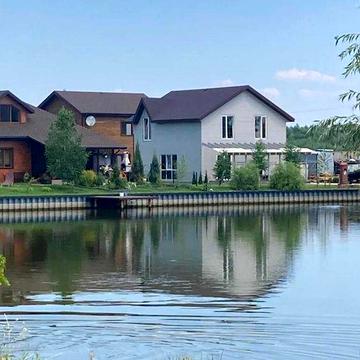 Оренда будинка навколо озера у лісі