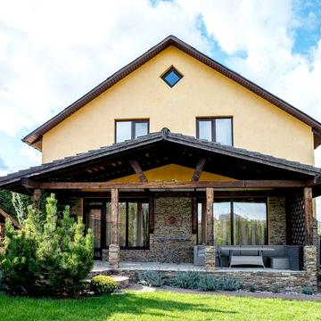 Продаж 2 поверхового будинку з ділянкою