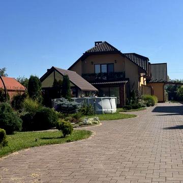 Продам будинок 2017 року , 27 сотин землі, всі комунікаціі , євроремо