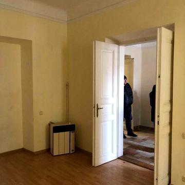 БЕЗ КОМІСІЇ ! Продам 2-кімнатну квартиру, вул. І. Франка 44