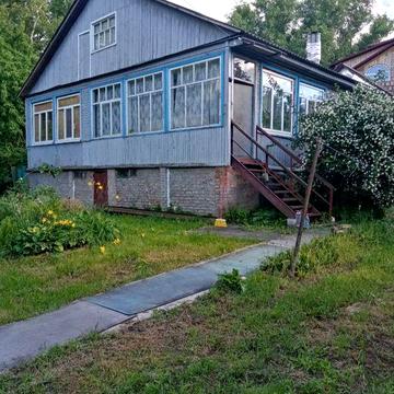 Просторий будинок біля річки