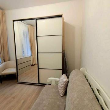 Сдам свою однокомнатную квартиру в центре города до июня 2026 года.