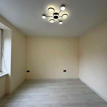 Продається 2-кімнатна з ремонтом