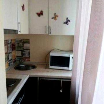 Продам 1комнатную гостинку в центре .