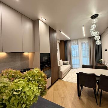 Угорська вул., 12