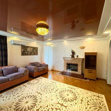 Простора квартира з гаражем в центральній частині м.Луцьк