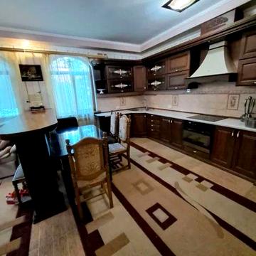 Терміновий продаж! Продам дуплекс 125,1 м2 з гаражем в центрі міста.