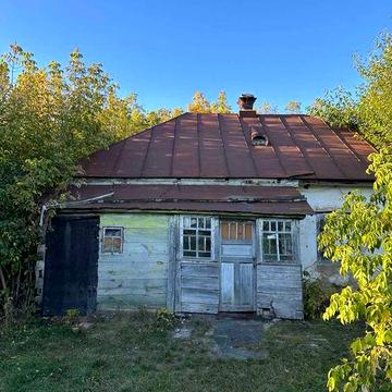 Будинок поблизу річки у селі Деревки
