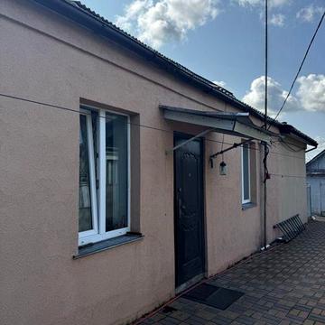 Продам півбудинку з ремонтом та ділянкою 6,5 сот у Гостомелі