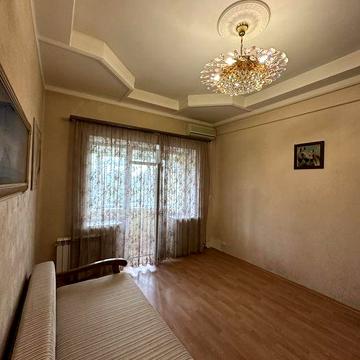 Продаж 2-кімнатної Сталінки. Центр.