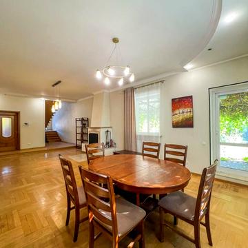 Зоряна вул., 33