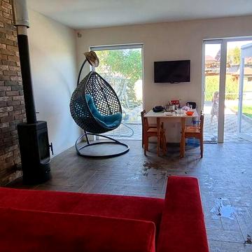 Двоповерховий будинок біля річки в м. Черкаси