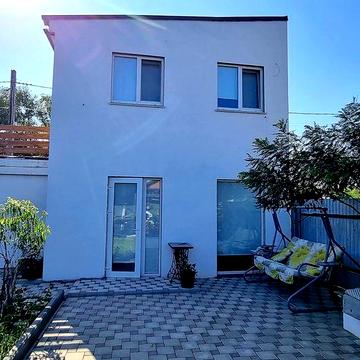 Двоповерховий будинок біля річки в м. Черкаси