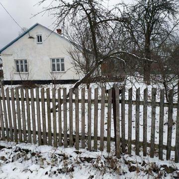 Будинок з 4 кімнатами та господарськими будівлями в с. Хлівчани