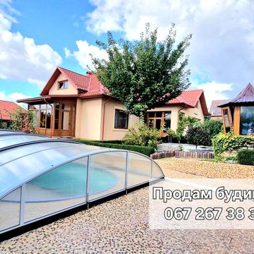 Продам будинок на дві сімї, з сауною, басейнами та сонячними панелями