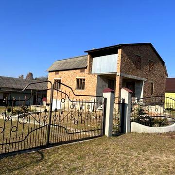 Продам житловий будинок садибного типу з великою територією