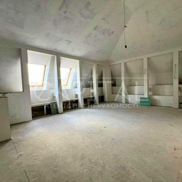 Продаж дворівневих апартаментів 323 м² у сталінці біля Золотих Воріт