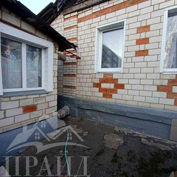 Продам півбудинку в центрі