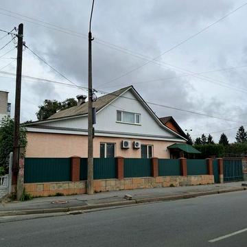 Продаж частини 2-поверхового будинку.