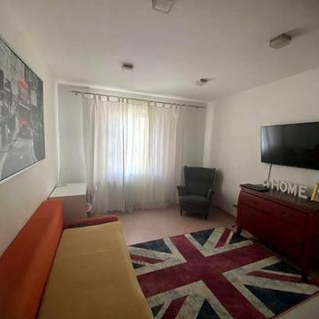 Продам 2к, 60м., біля метро (меблі, техніка)