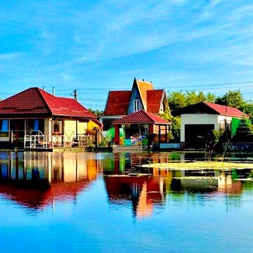 Продається дача з двома будинками та виходом до Дніпра