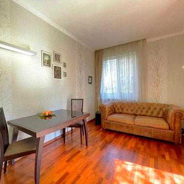 3к кв-ра особнячного типу. 175 м.кв. Власне подвіря, гараж, укриття.