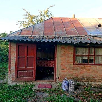 Півбудинку в Шамраівці.27 соток.Фундамент під новий будинок.