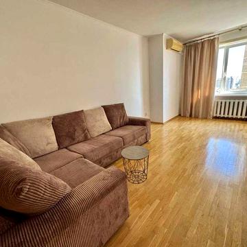 ВІД ВЛАСНИКА. Простора двокімнатна квартира в файній локації.