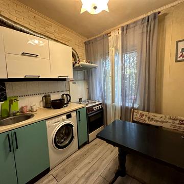 Космонавтів вул., 31