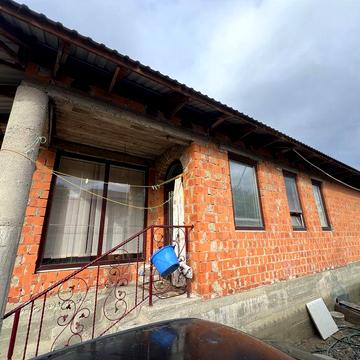Продаж двох будинків у одному дворі.
