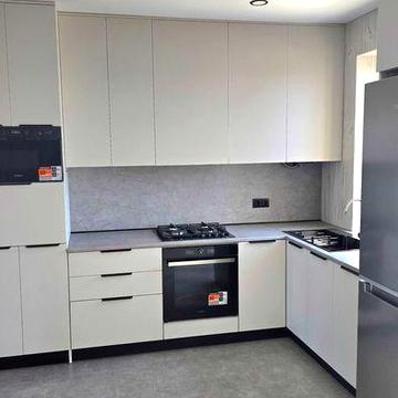 Велика 1км квартира в центрі з дорогим ремонтом