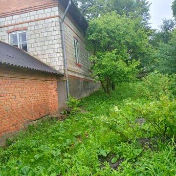 Будинок з подвір’ям