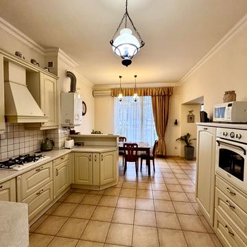 Святослава Караванського вул. (Жуковського), 4