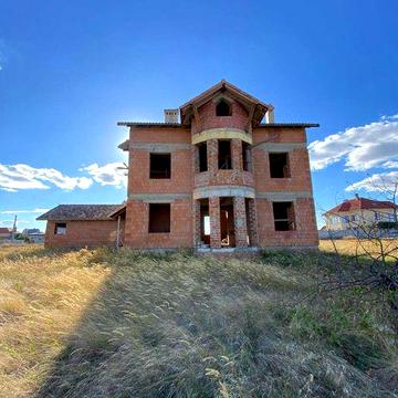 Теплий будинок нової будівлі з гаражем.