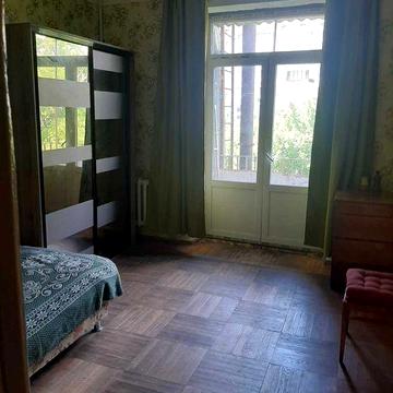 Без %%% Продається 2 кімнатна сталінка від власника