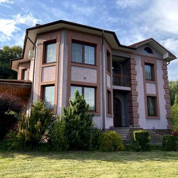 Просторий будинок 230 м² з ділянкою 38 соток