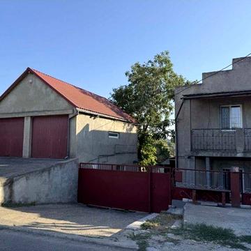 Будинок у передмісті з садом, гаражем та гарною інфраструктурою