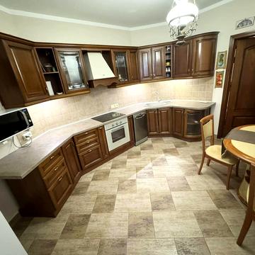 Миколи Амосова вул., 4