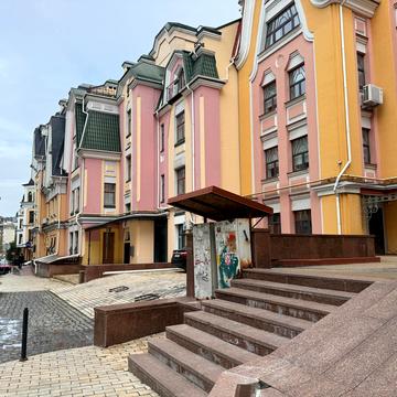 Воздвиженська вул., 18