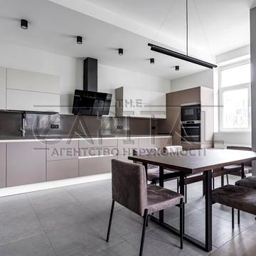 Академіка Філатова вул., 2/1