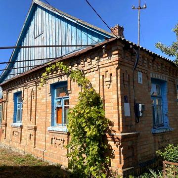 Частина будинку з гарною територією
