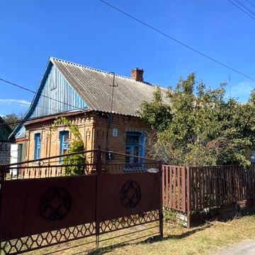 Частина будинку з гарною територією