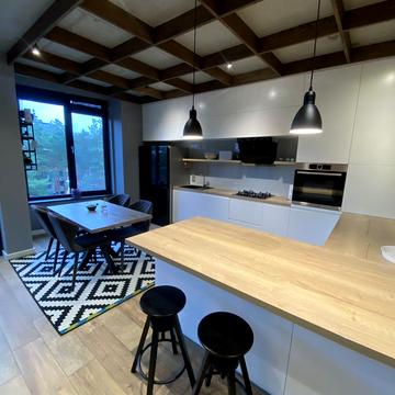 Мисливська вул., 5